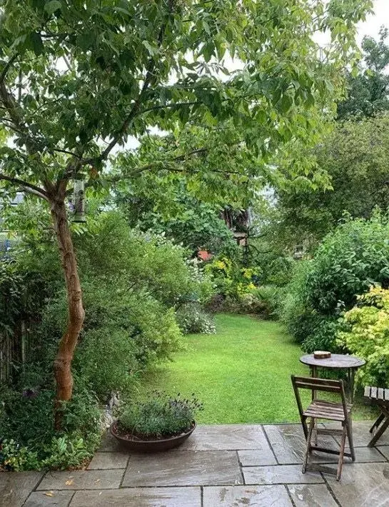 Adiós al jardín perfecto: esta son las tendencias en los espacios verdes en 2026