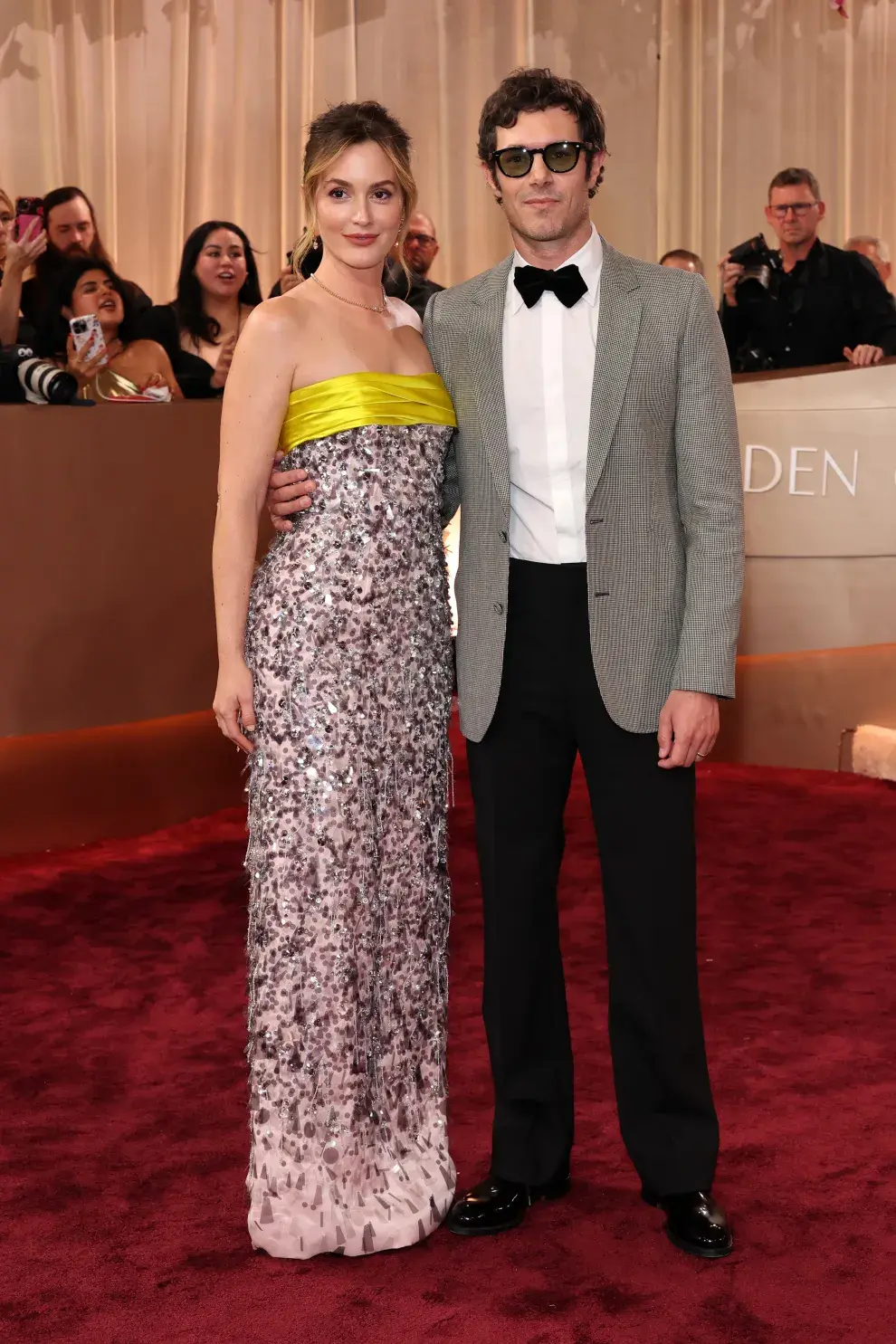 Leighton Meester y Adam Brody en la alfombra roja de los Golden Globes 2026.