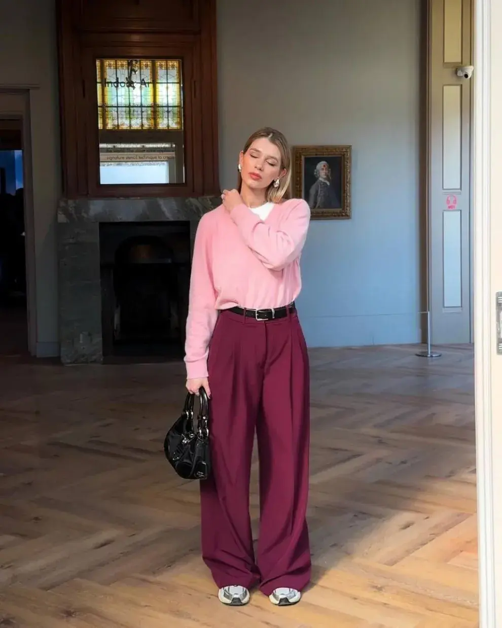 Rojo y rosa ya no son una novedad, pero esta temporada se reinterpretan en tonos más profundos y delicados.