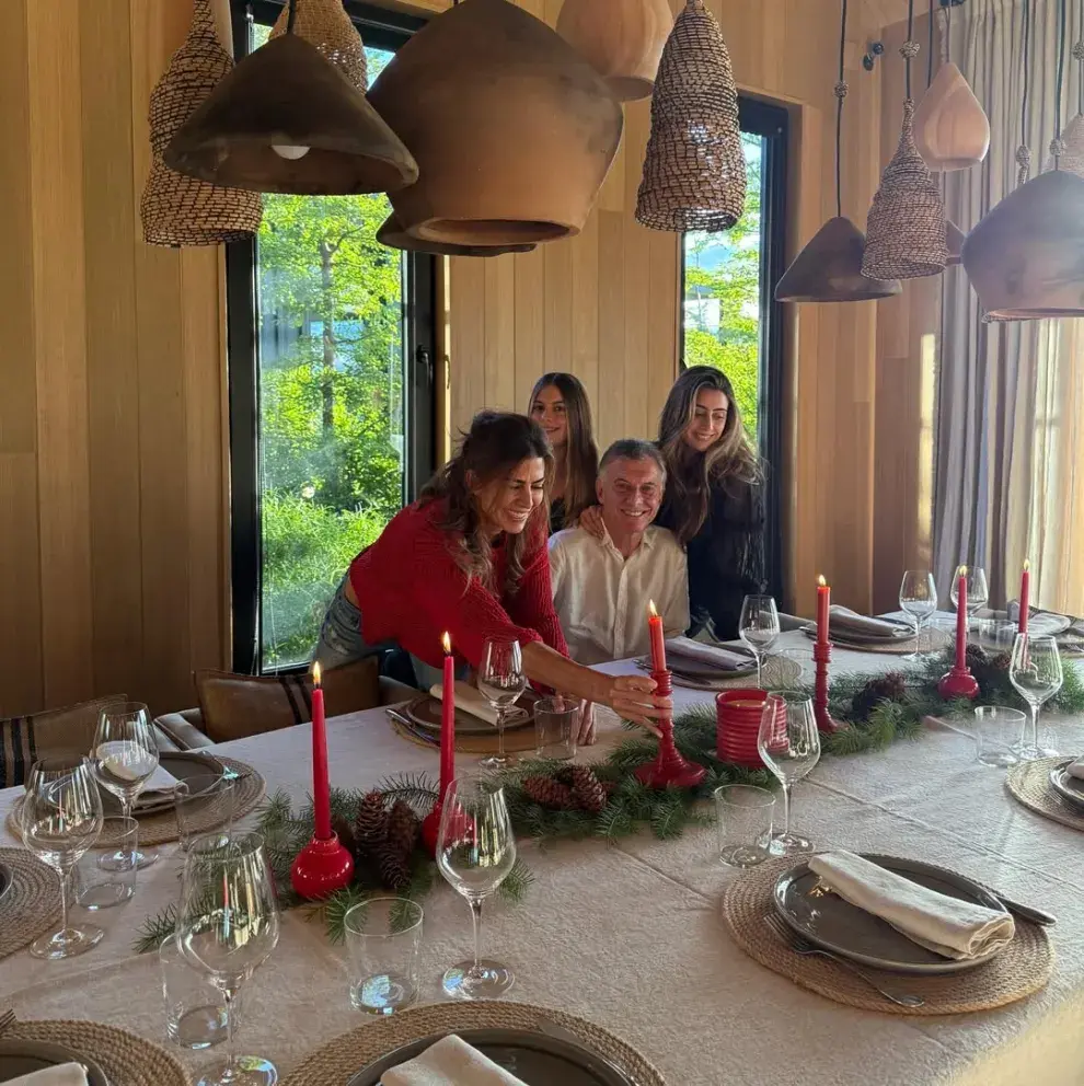 La familia unida en Navidad 2025: imagen posteada en redes sociales de la pareja.