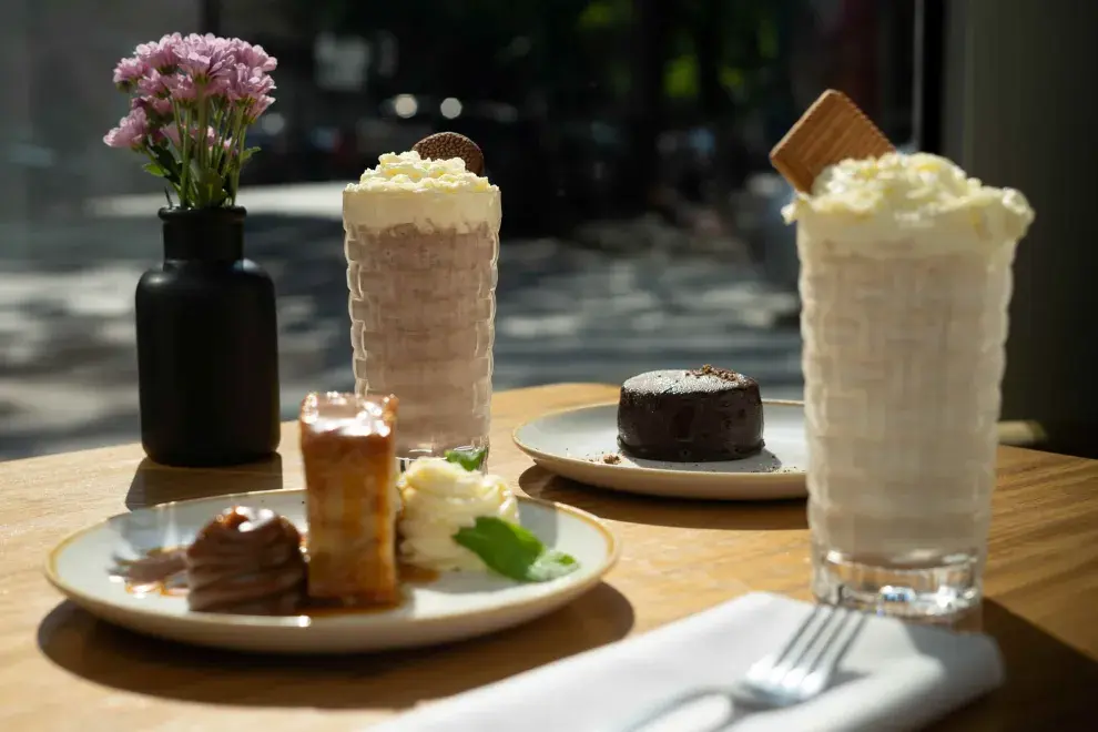 Merienda se ubica en una original ochava frente a la plazoleta William Morris en el barrio de Palermo.