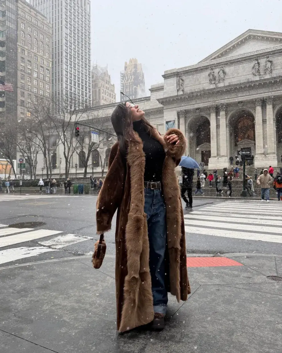 Emilia Mernes, que paseó por Nueva York junto a Duki, también se sumó al abrigo XL en tono mocha