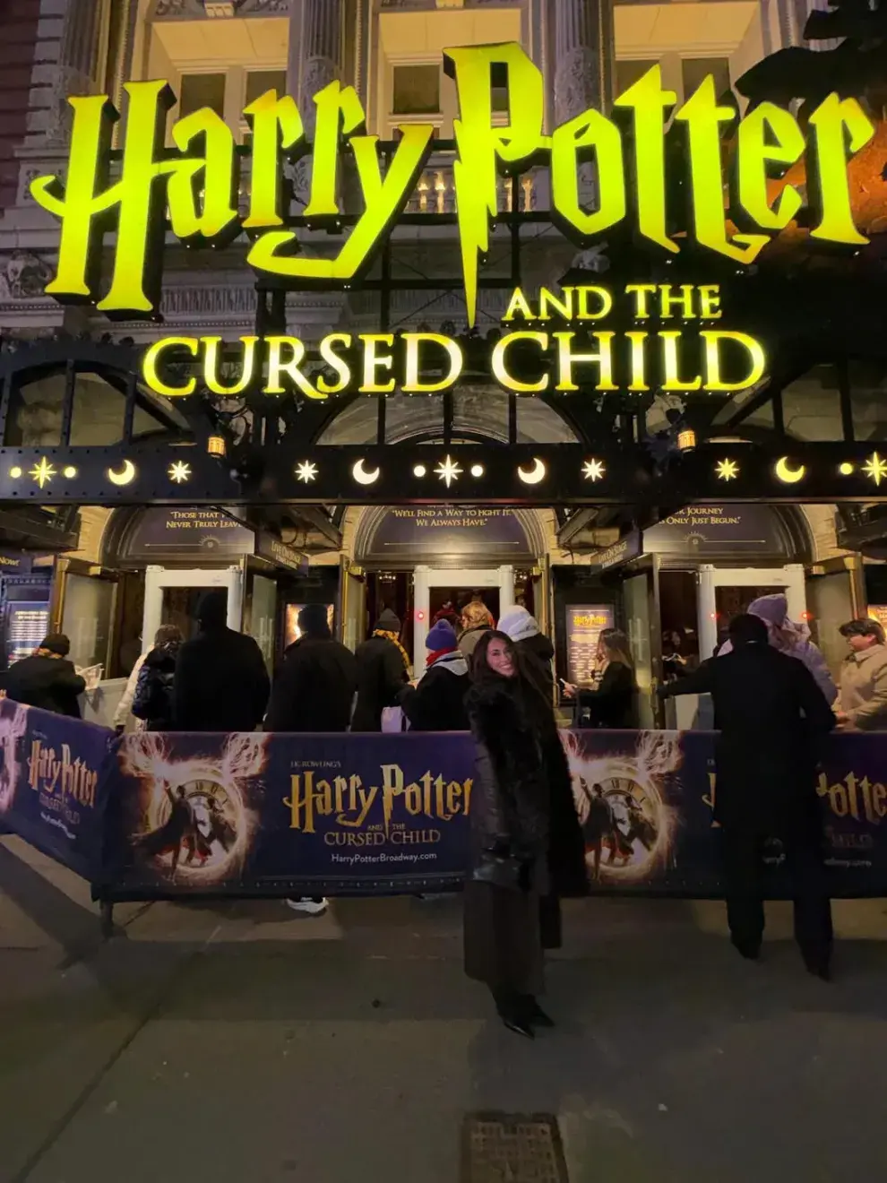 Como toque final, Antonela sumó un accesorio que eleva cualquier outfit: una Mini Kelly de Hermès.