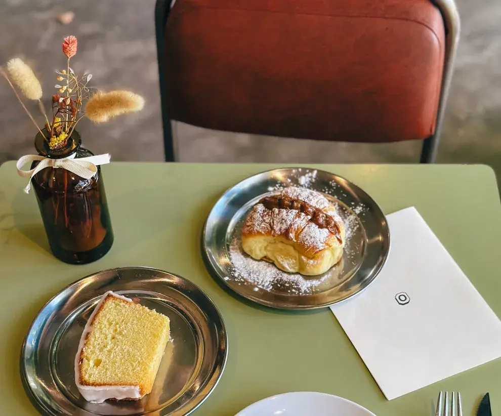 Todo se disfruta sin apuro, en un espacio que remite a los buenos momentos y convierte la merienda en un ritual tan tentador como el almuerzo o la cena.