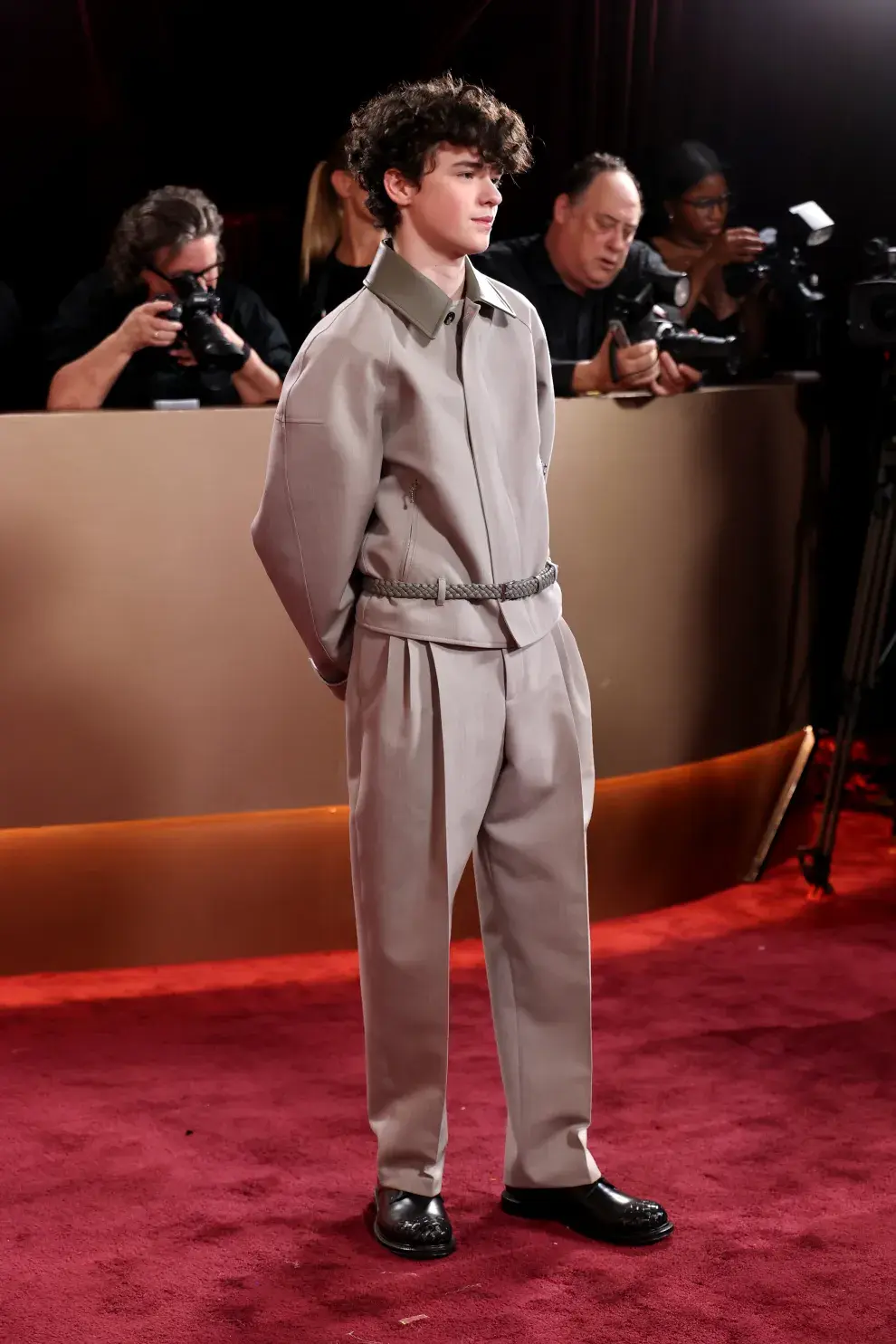 Owen Cooper, la revelación de Adolescencia, en la alfombra roja de los Golden Globes 2026.