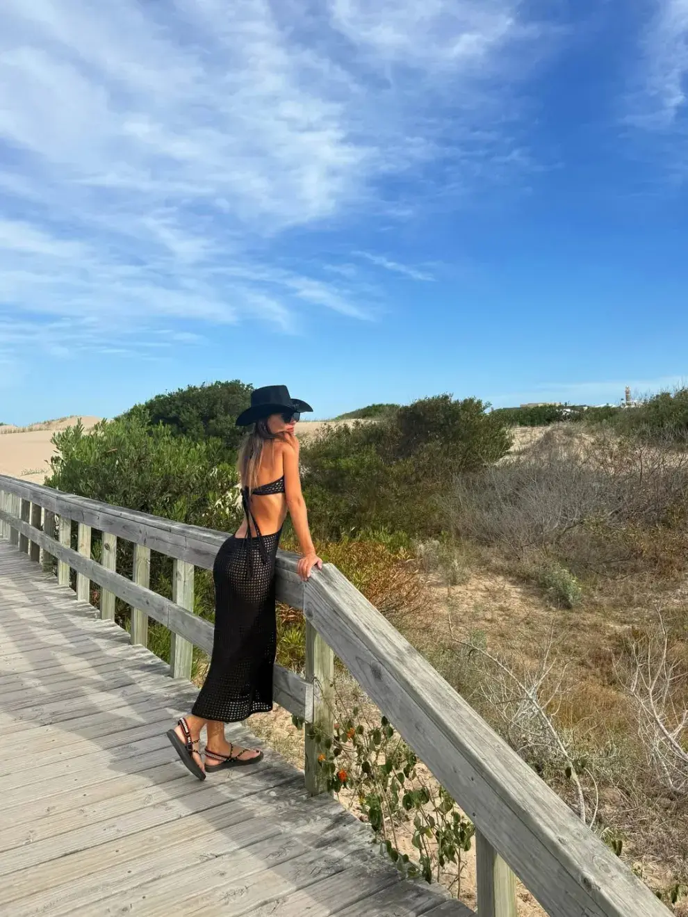 Pampita con un vestido crochet y gorro a tono