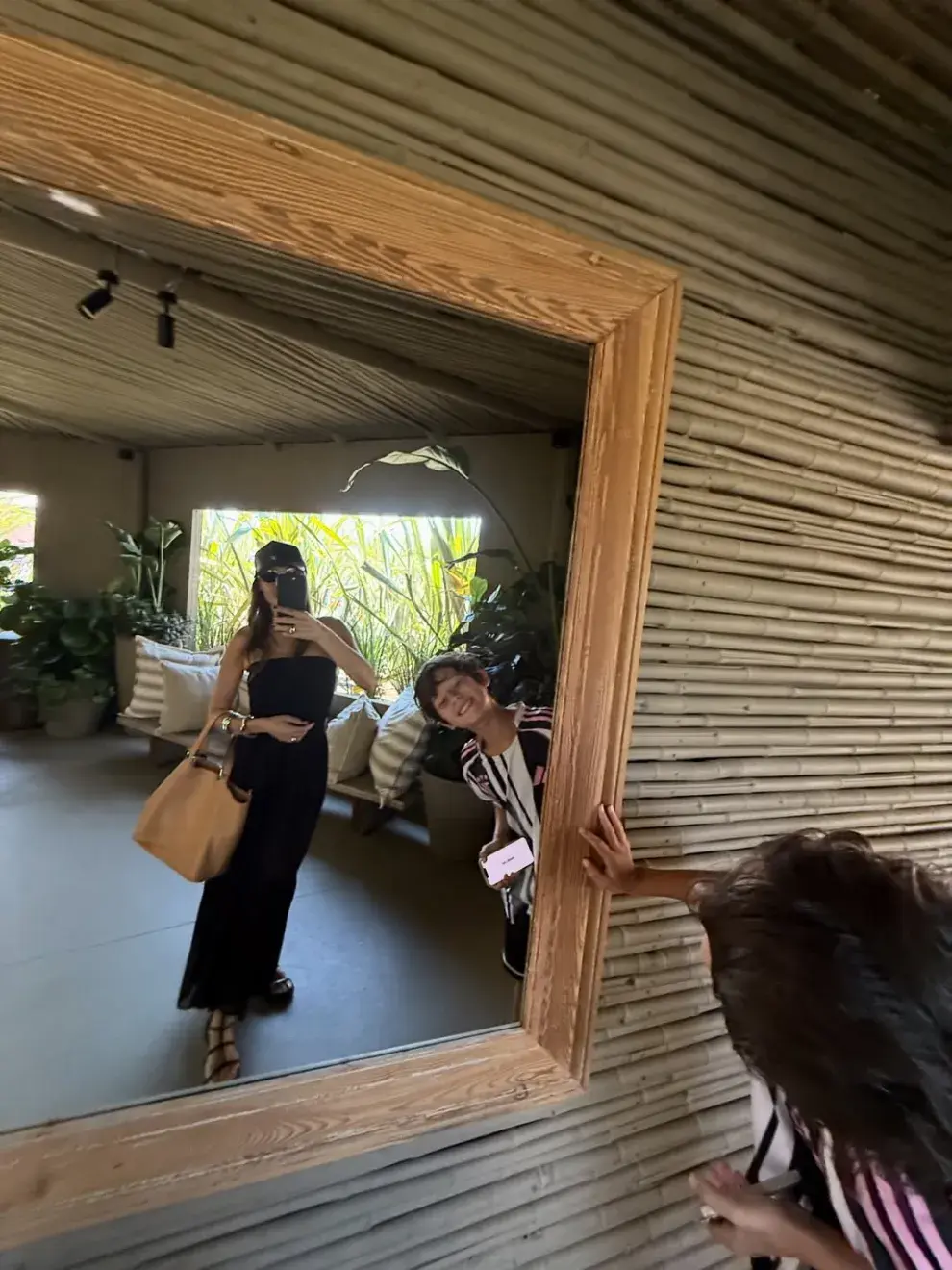 Pampita apostó por un bolso de playa de rafia