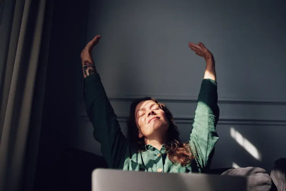 Foto de mujer descansando.