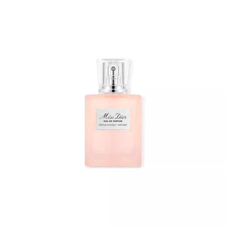 Como un eco de Miss Dior Eau de Parfum y su estela aterciopelada y sensual, este perfume para cabello sin alcohol y enriquecido con agua de rosas difunde la frescura de un bouquet de flores primaverales. (DIOR)