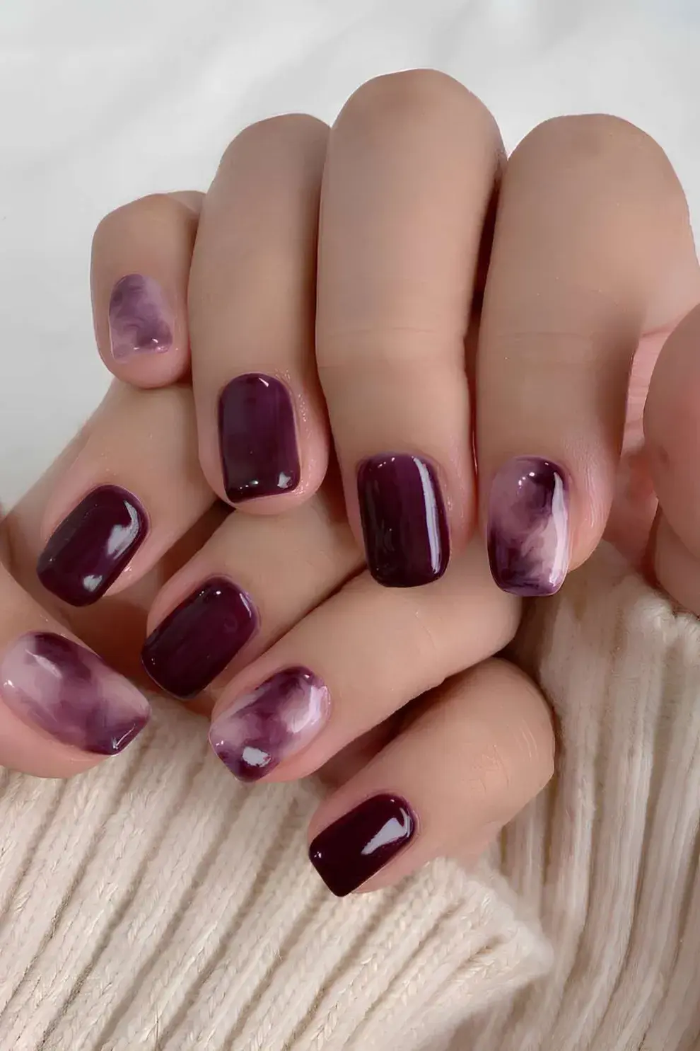 Plum nails: el color tendencia de Pinterest que va a dominar las uñas en 2026