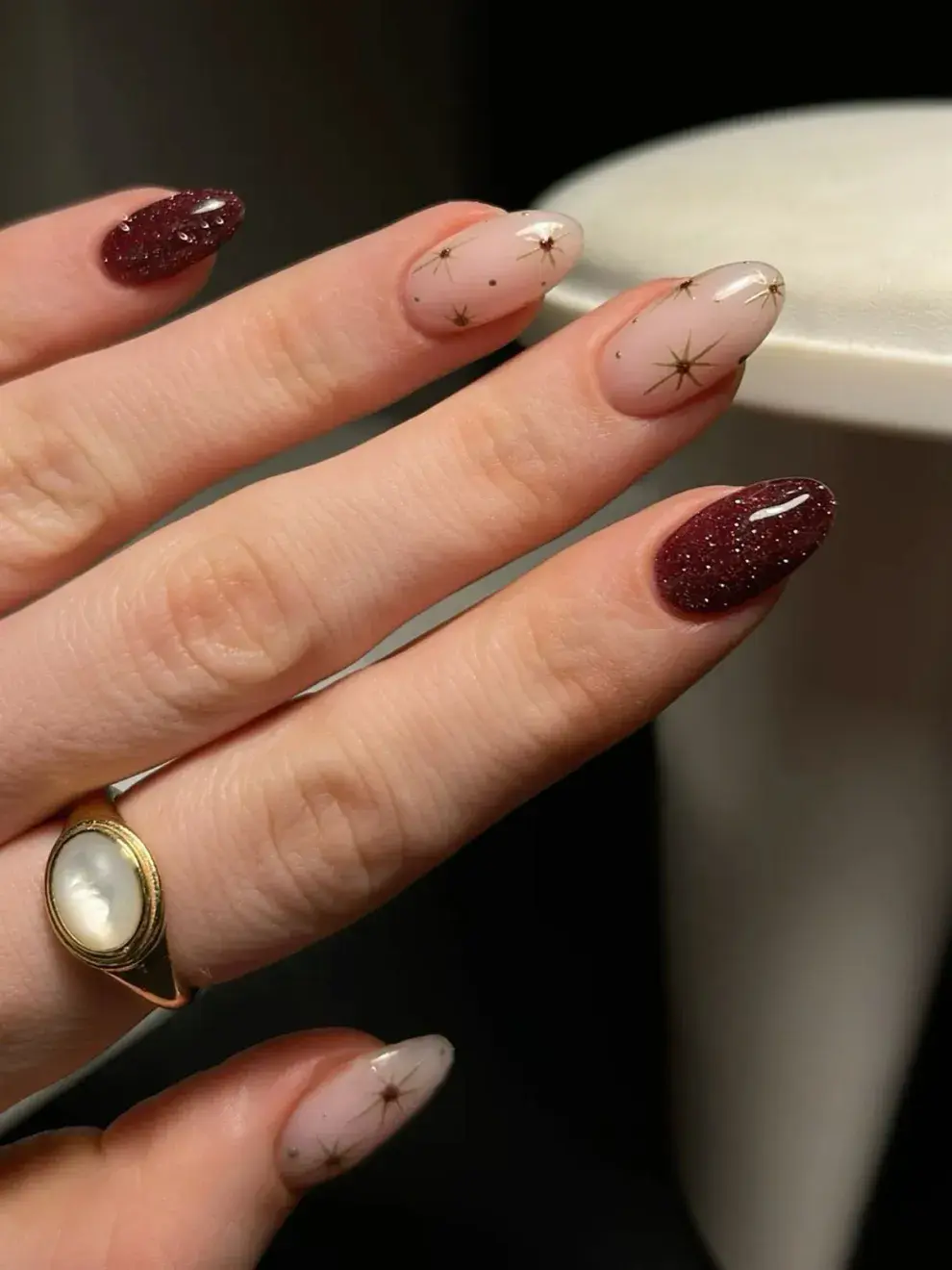 Plum nails: el color tendencia de Pinterest que va a dominar las uñas en 2026