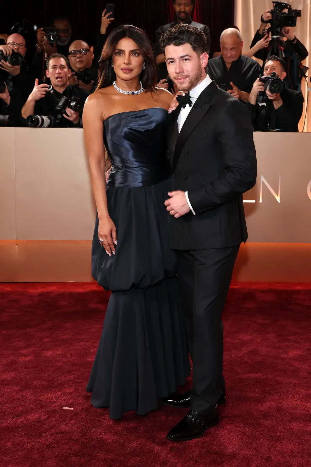 Foto de Priyanka Chopra Jonas y Nick Jonas en la alfombra roja de los Golden Globes 2026.