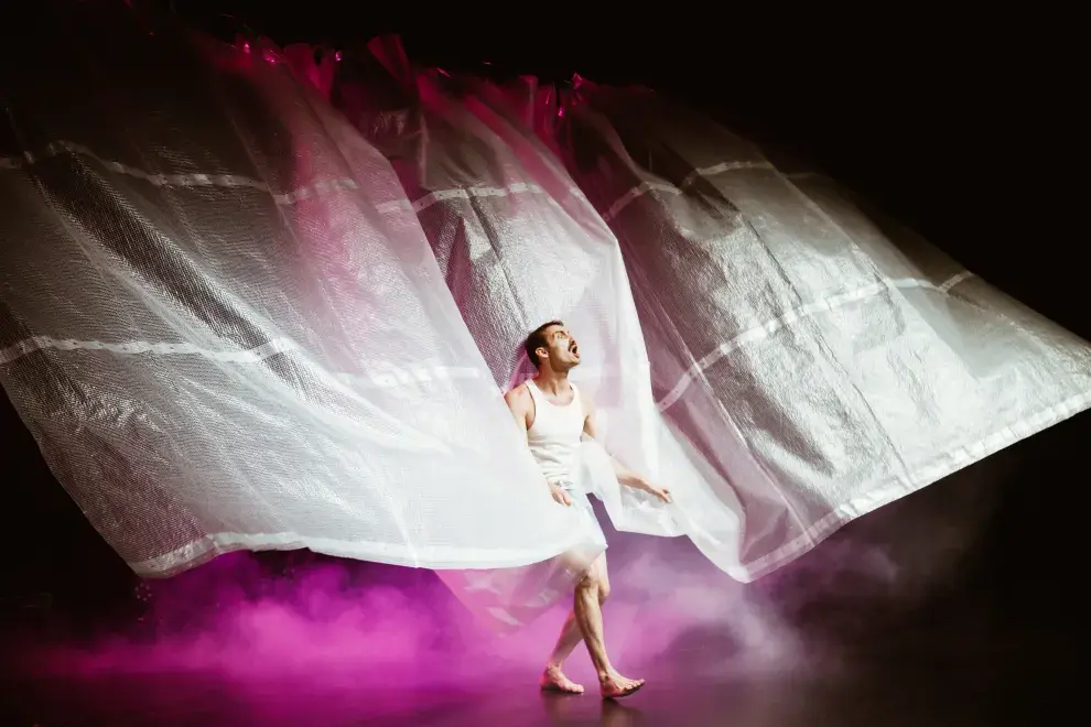 Con pocos recursos escenográficos pero muy bien pensados, se recrea infinidad de ambientes y climas.