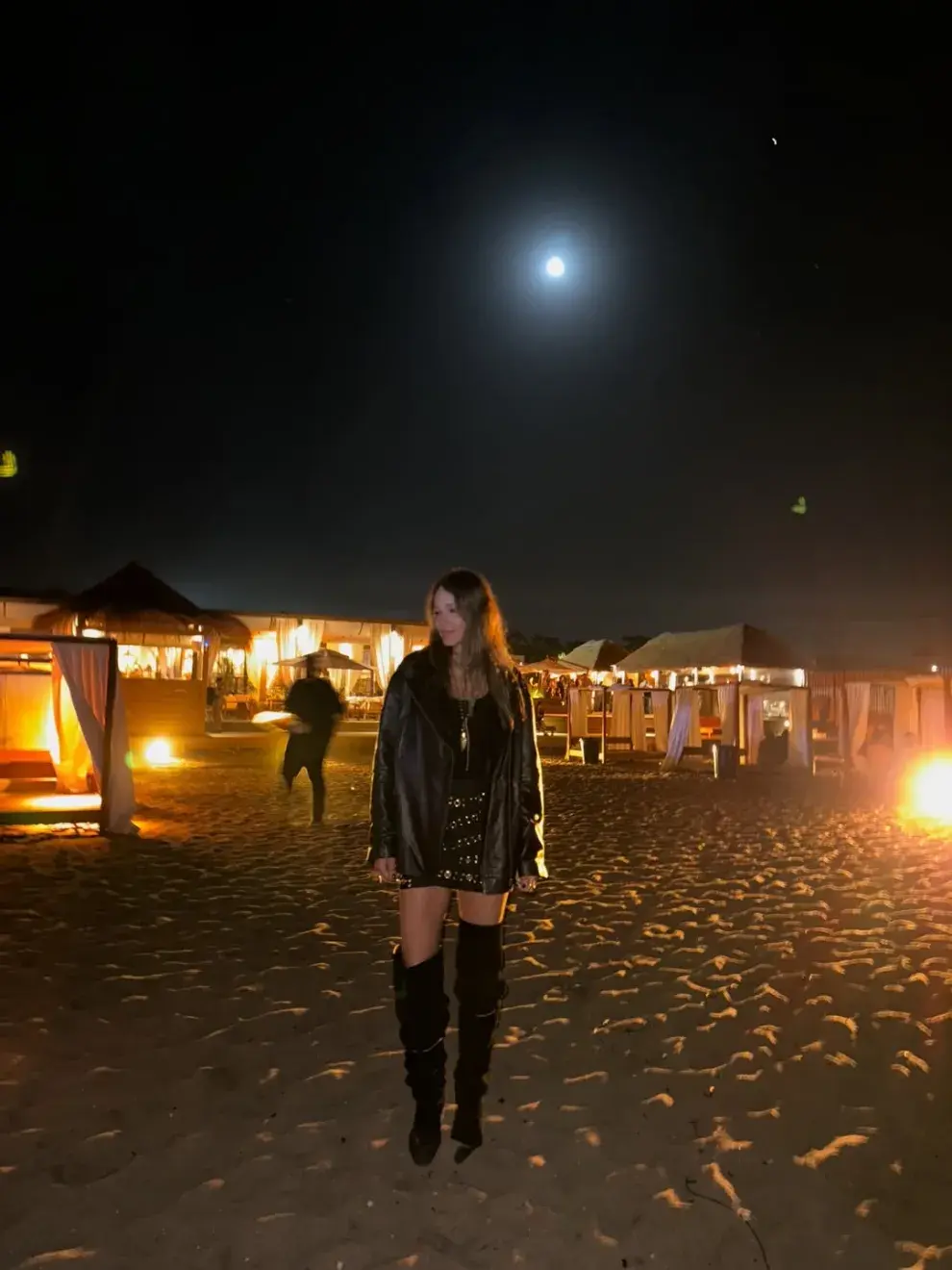 Pampita sumó un toque inesperado al outfit con botas de cuero, un accesorio que se convirtió en uno de los ítems más vistos de la temporada esteña.