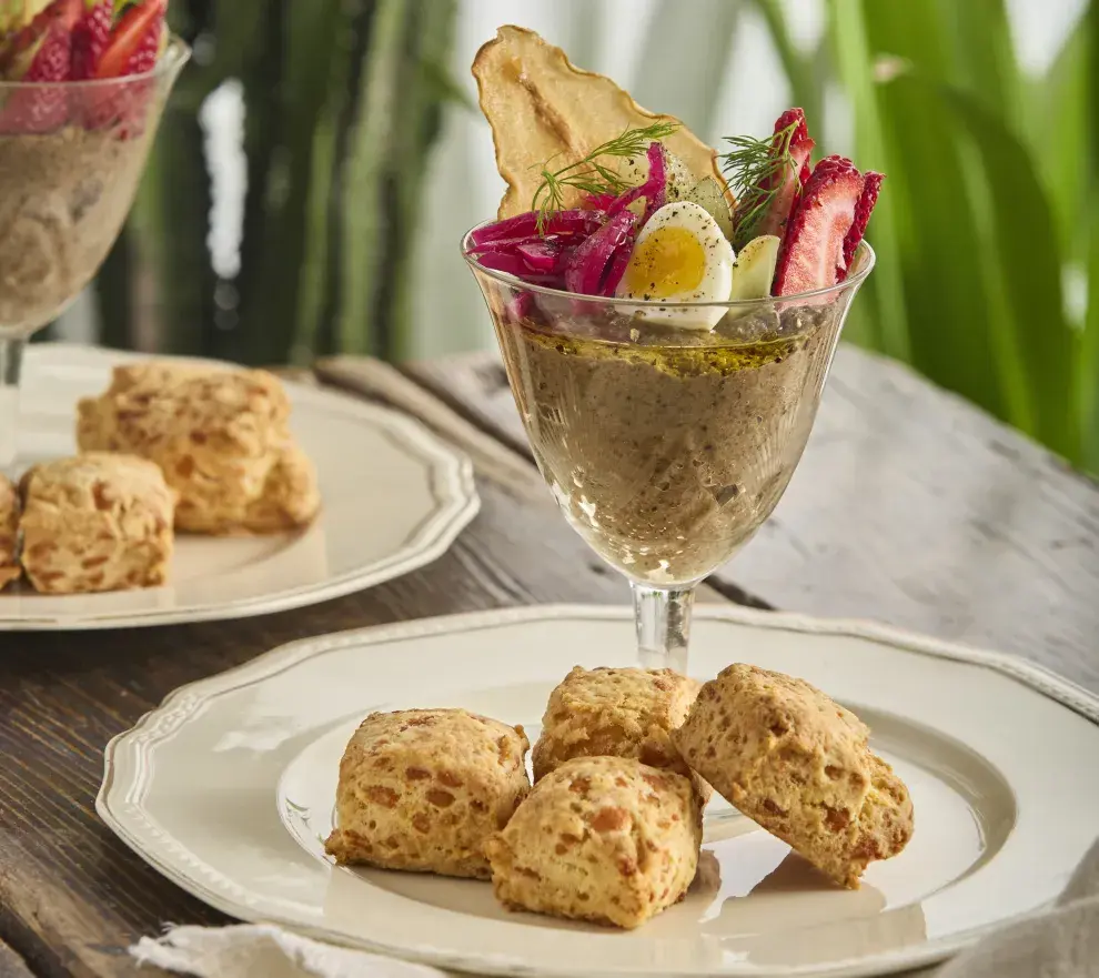 1 - PATÉ DE HONGOS CON SCONS DE QUESO, PICKLES Y FRUTAS