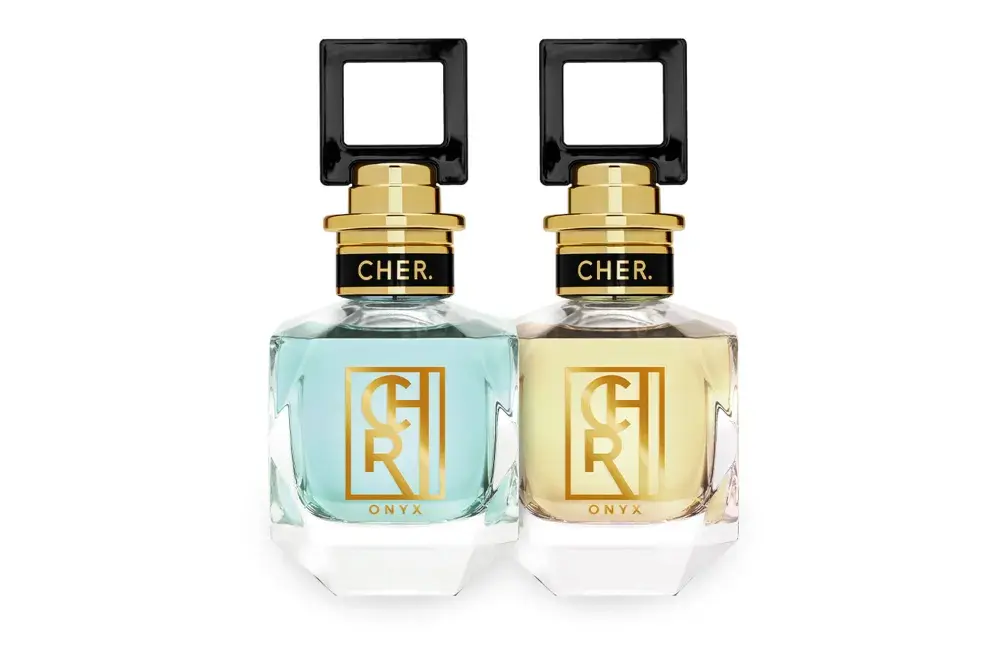  Onyx Sealight, una nueva fragancia radiante y femenina que abre con notas de kiwi verde y néctar de pera, combinadas con artemisa. (Cher, $48.990)