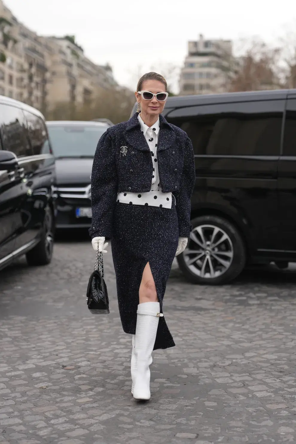 El street style de París deja claro que los lunares siguen más vivos que nunca.