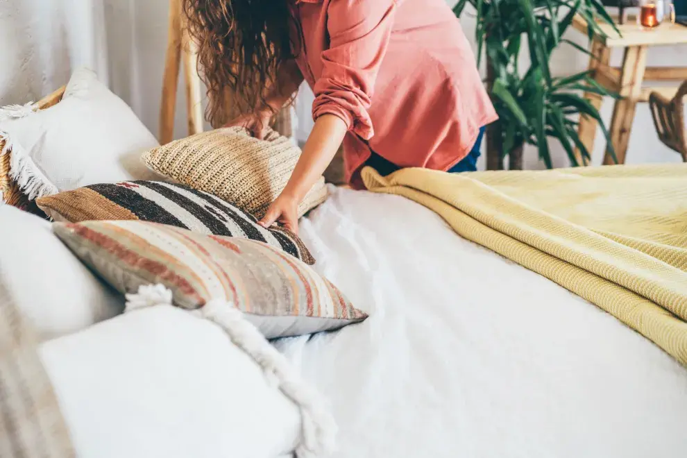 Foto de mujer decorando su casa.