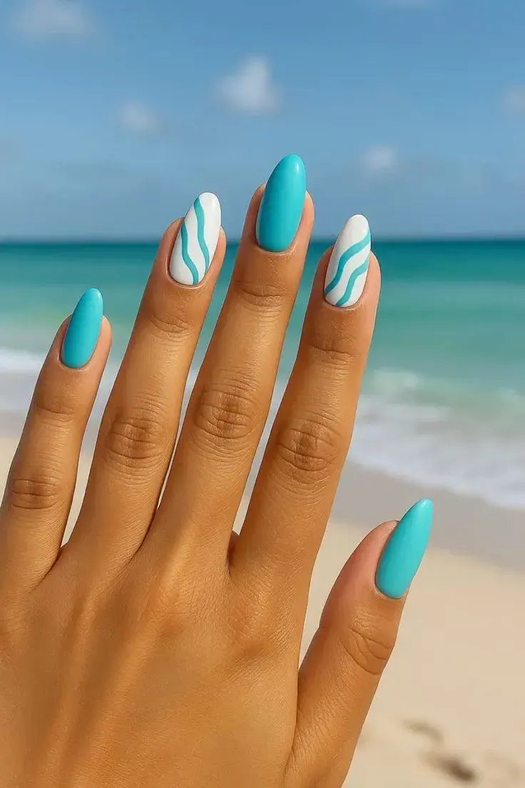 Colores de uñas que hacen ver la piel más bronceada: Turquesa.