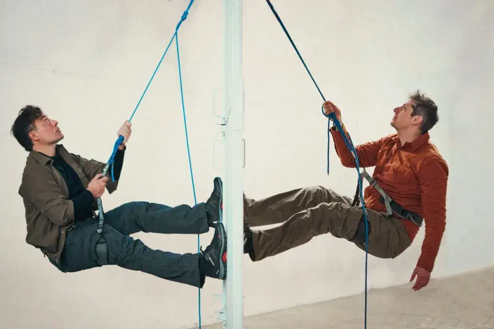 Dos hombres escalando
