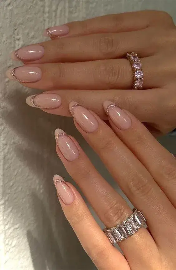Uñas claritas: 12 ideas elegantes perfectas para todos los días