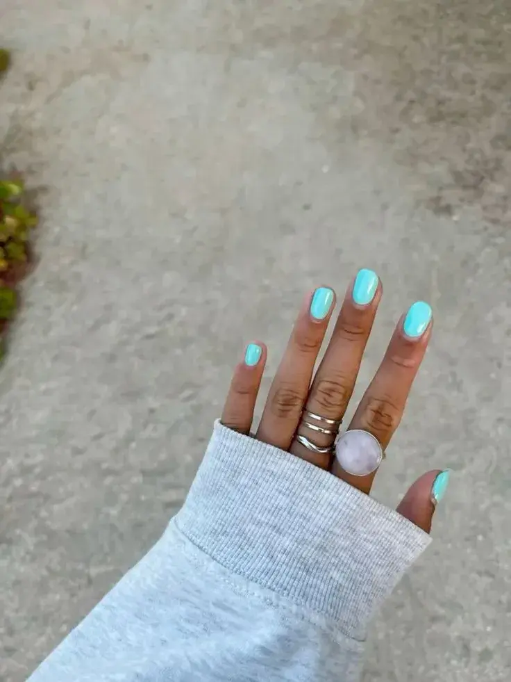 Chau uñas XL: los mejores diseños de uñas cortas con los colores tendencia del 2026