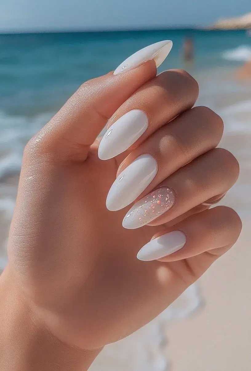 Colores de uñas que hacen ver la piel más bronceada: Blanco cremoso milky.