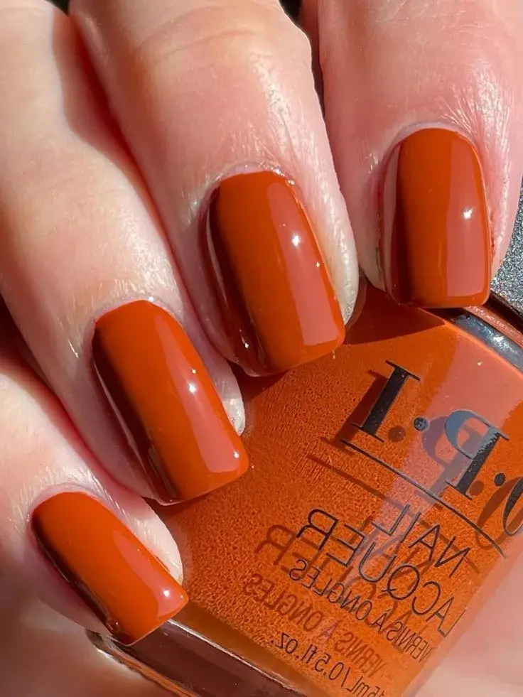 Colores de uñas que hacen ver la piel más bronceada: Naranja quemado.