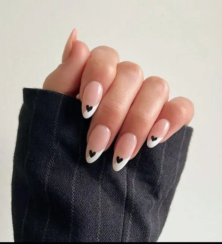 Uñas negras decoradas: la manicuría simple y elegante para las noches de verano