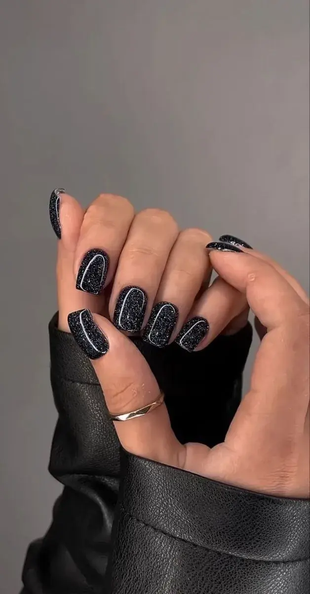 Uñas negras decoradas: la manicuría simple y elegante para las noches de verano