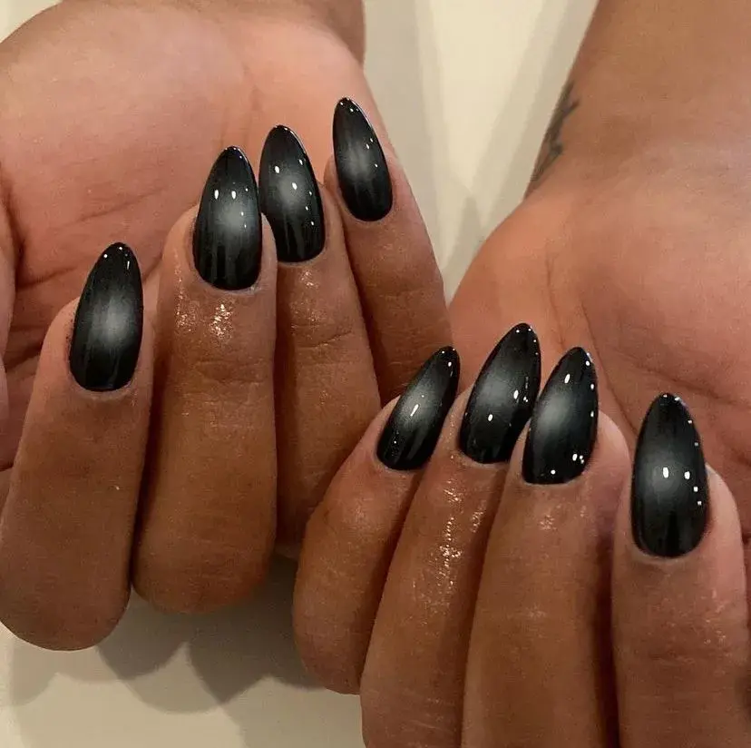 Uñas negras decoradas: la manicuría simple y elegante para las noches de verano