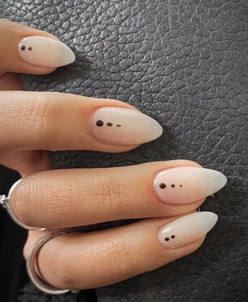 Uñas negras decoradas: la manicuría simple y elegante para las noches de verano
