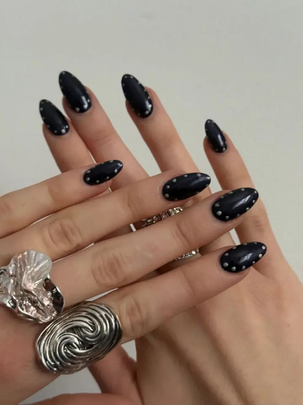 Uñas negras decoradas: la manicuría simple y elegante para las noches de verano