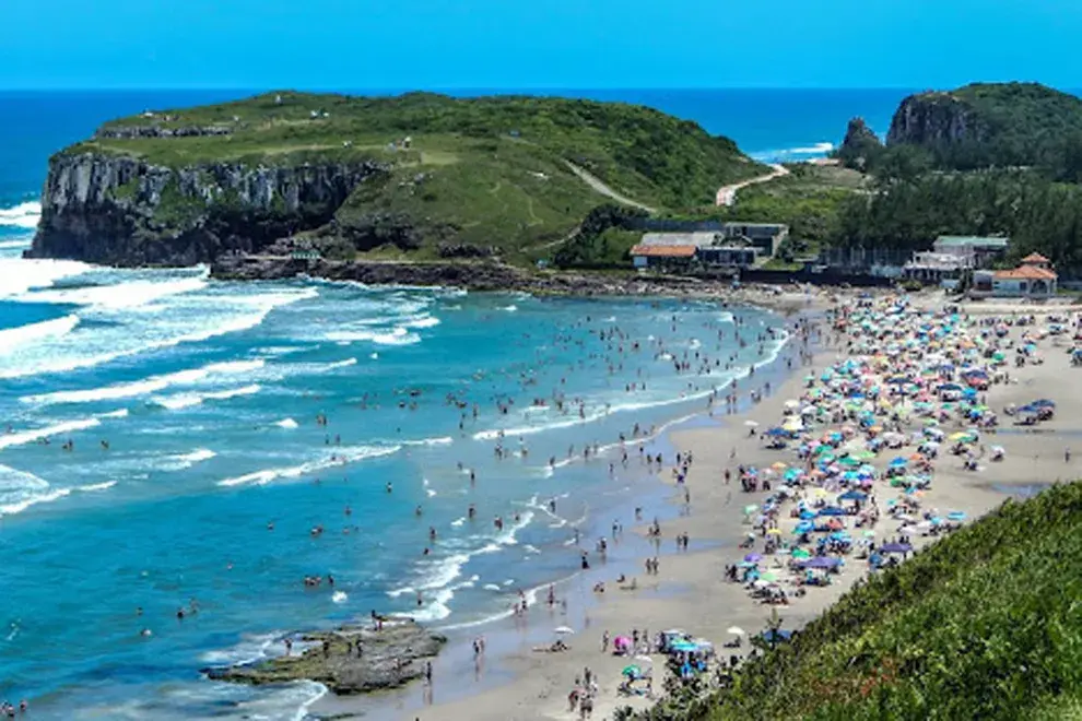 Itapeva es una playa de seis kilómetros de longitud situada después de la Torre Sur