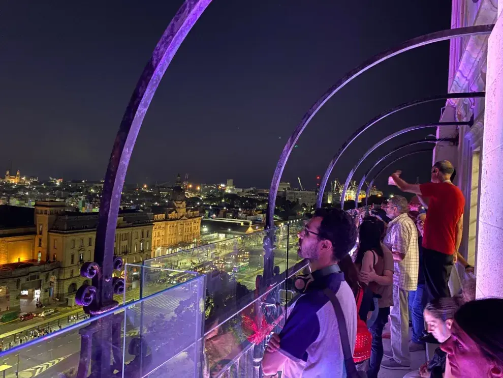 La avenida Corrientes se viste de fiesta, el Parque de la Ciudad invita a toda la familia a disfrutar los juegos de agua y en los Bosques de Palermo se presentan la Joaqui y Los Palmeras