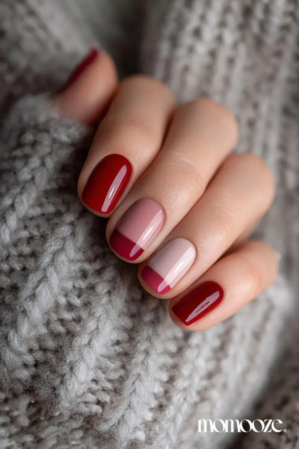 Diseños simples como líneas finas, puntos o formas geométricas en rojo sobre base transparente o nude.