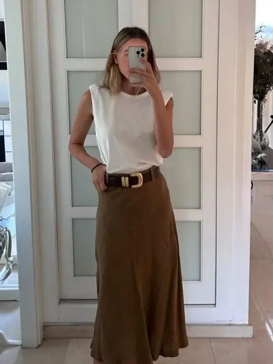 Liviana, cómoda y súper versátil, la pollera larga es una de esas piezas que solucionan cualquier look. 