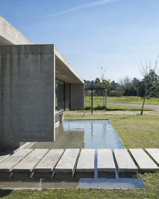 Un espejo de agua no es una pileta tradicional. Se trata de una superficie acuática plana, de poca profundidad, diseñada para reflejar el entorno —cielo, jardines, arquitectura— como si fuera un lienzo.