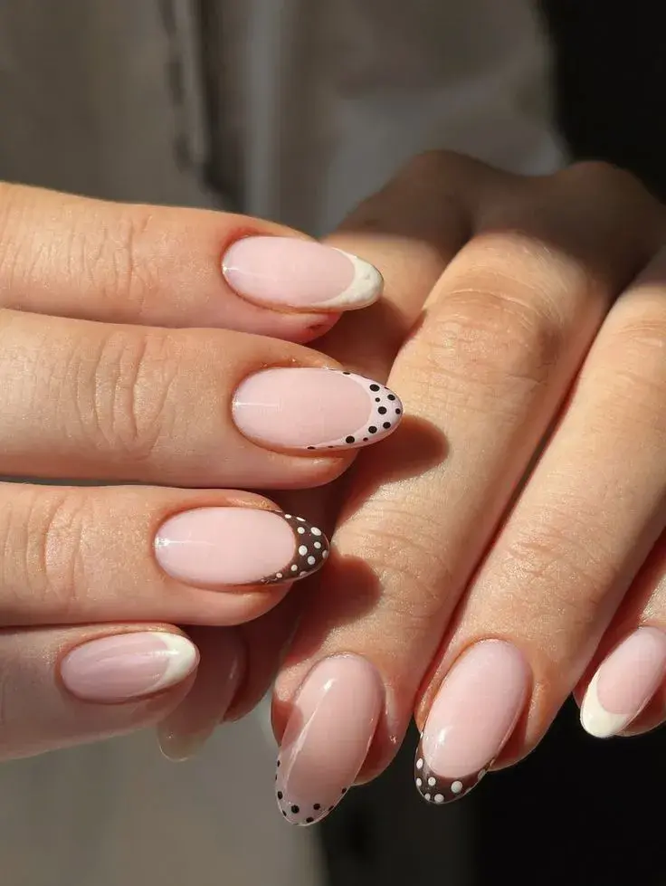 10 diseños de uñas francesas originales para usar en marzo y anticipar el otoño