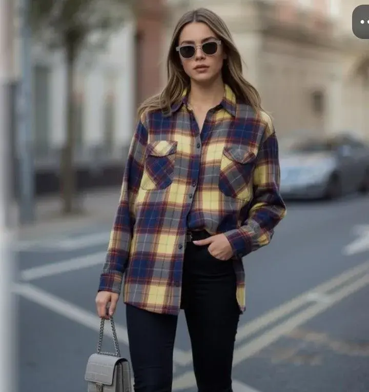 La paleta se inclina por tonos tierra profundos, verdes y azules intensos, colores que además de abrigar visualmente, permiten composiciones fáciles con otras piezas de temporada