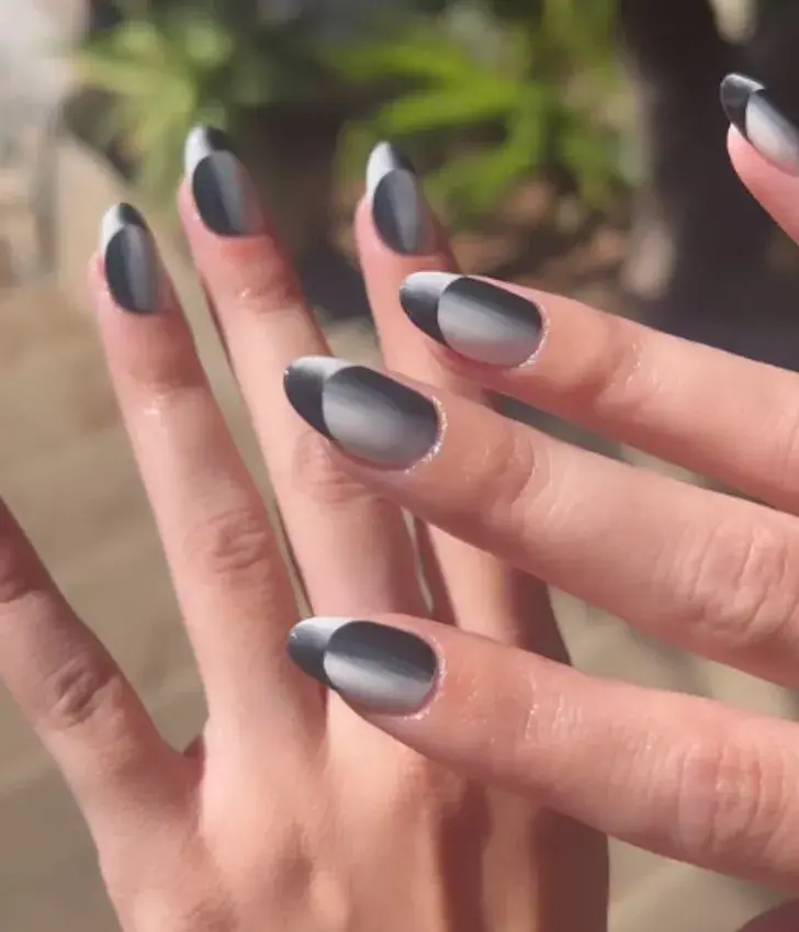 Diseños virales que redefinen la manicura francesa.