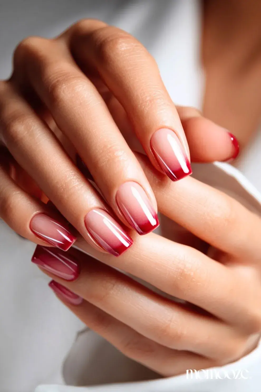 El efecto ombré, combinando rojo con tonos rosados o nude, aporta profundidad y un acabado delicado.