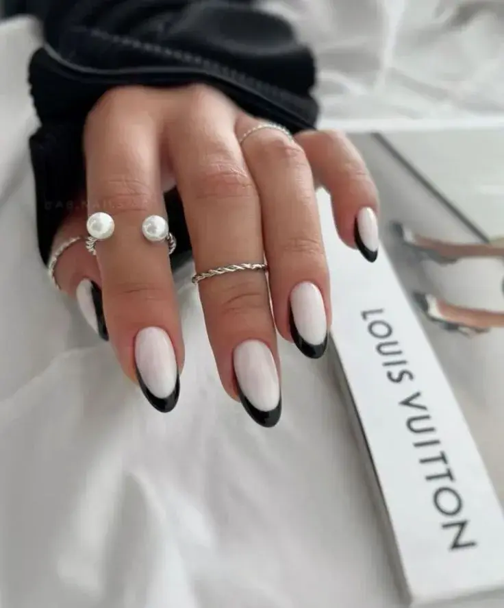 Francesitas blancas y negras: el diseño de uñas súper clásico que se reinventa esta temporada
