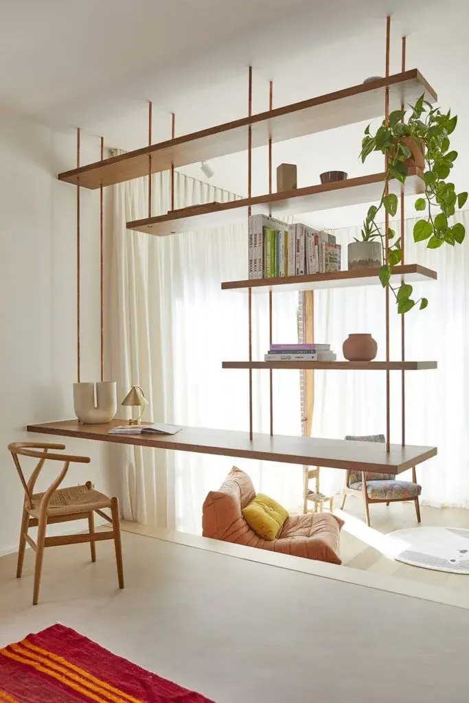 Una biblioteca abierta entre living y comedor crea dos áreas diferenciadas, pero deja pasar la luz.