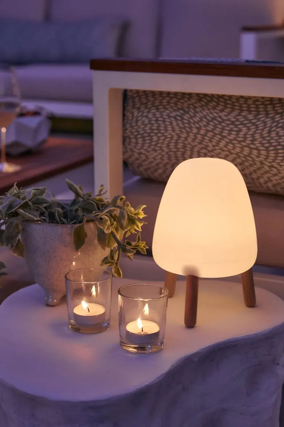 La tercera gran tendencia responde al deseo de flexibilidad en los hogares modernos: lámparas inalámbricas y recargables que se desplazan con facilidad de interiores a terrazas o jardines.