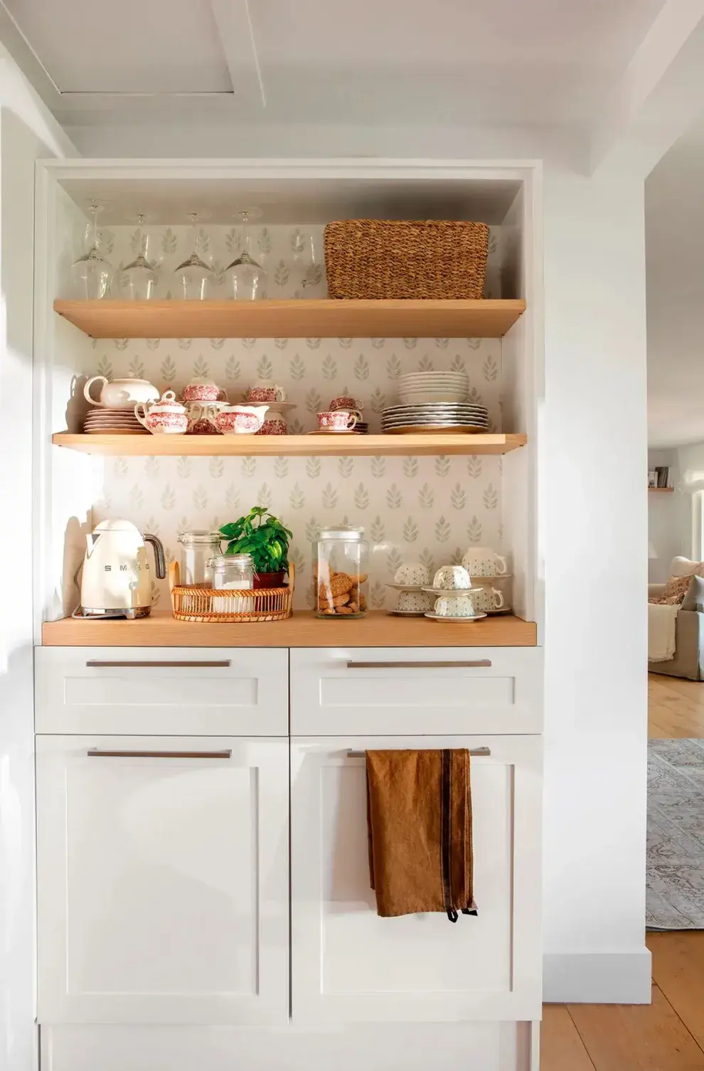 Si aprovechás una esquina que suele quedar desaprovechada, podés colocar una mesa redonda o cuadrada acompañada de dos o tres sillas.