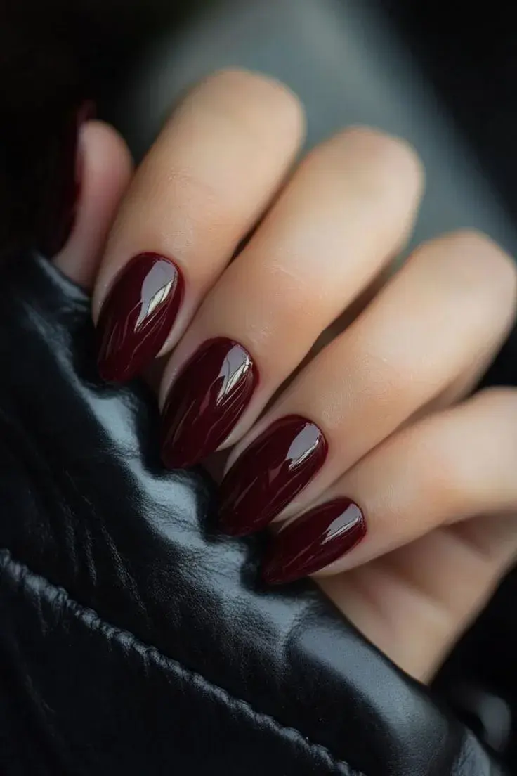 Intenso y sofisticado, este tono es perfecto para el invierno o para looks más dramáticos.