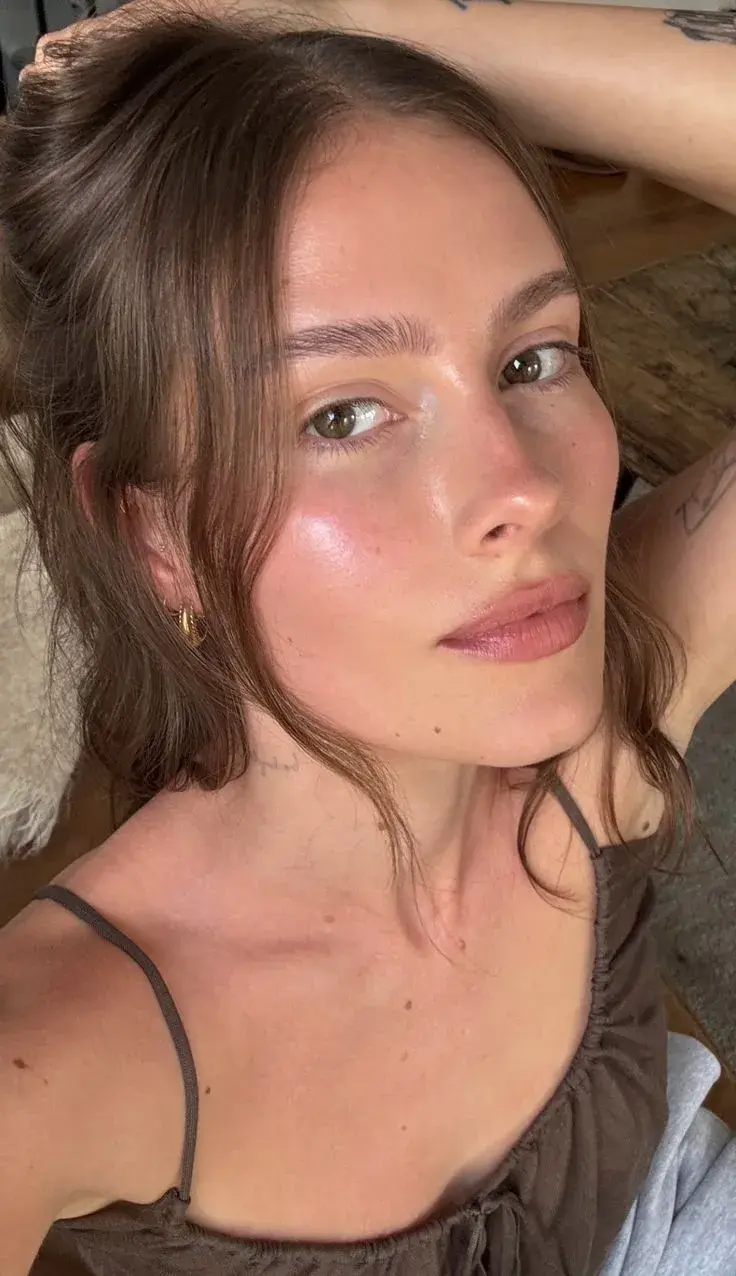 El maquillaje del verano 2026 se corre de la perfección extrema y abraza una belleza más fresca, expresiva y sin reglas rígidas.