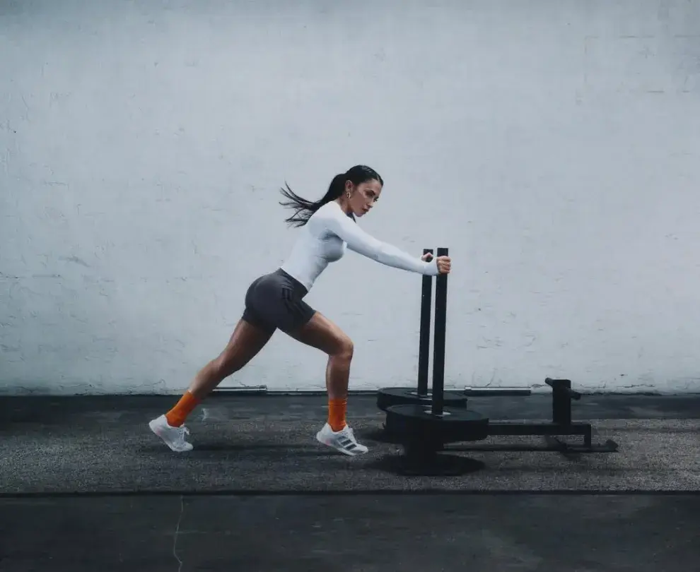 Antonela Roccuzzo marca la tendencia de las calzas cortas para entrenar.