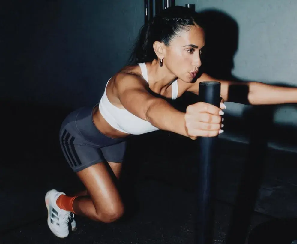 Antonela Roccuzzo marca la tendencia de las calzas cortas para entrenar.